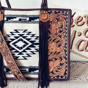 กระเป๋าโท้ทหนังแท้ลายดอกไม้สไตล์โบฮีเมียนอุปกรณ์มือสไตล์ตะวันตกพร้อมสต็อกหนังที่สวยงาม - Product Image 2