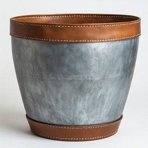 Elegante maceta de cuero galvanizado en acabado mate rústico artesanal hecho a mano Diseñado para interiores decorativos y de temporada - Product Image 1