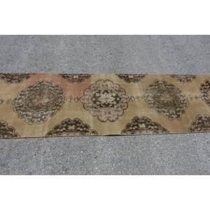 Alfombra Vintage de 2.8x12.6 pies, Alfombra Turca, Alfombra de Lana con Estampado Animal Marrón - Product Image 2