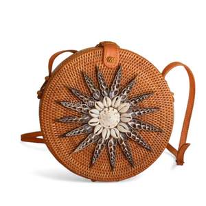 กระเป๋าหวายแฟชั่น ตกแต่งเปลือกหอยธรรมชาติ ปิดด้วยเชือก งานฝีมือทำมือจากเวียดนาม - Product Image 5