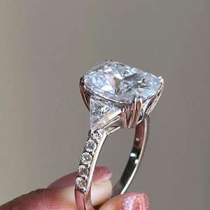 Meilleure qualité 4.50 carats EF VS bague allongée en diamant de laboratoire taillé sur coussin à 3 pierres en or blanc 14 carats - Product Image 4