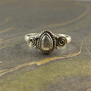 Bague délicate en labradorite naturelle (2,9 grammes) avec sertissage clos en or blanc, pierre précieuse pour usage quotidien, certifiée IGI - Product Image 1