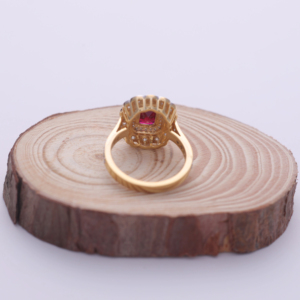 แหวนเพชรทรงรัศมีประดับทับทิมทรงเรเดียนท์ ได้รับการรับรองจาก IGI ตัวเรือนทองคำ 18K สีเหลือง/ขาว/โรสโกลด์ - Product Image 6