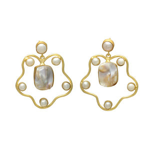 Pendientes de Perlas Naturales de Agua Dulce Color Blanco Ostra, Latón Chapado en Oro de 24K, Sin Níquel, Estilo Cristiano Vintage, Hechos a Mano - Product Image 1