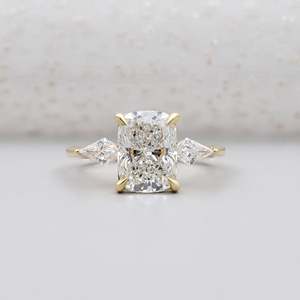 Anillo de Compromiso Certificado por IGI con Diamante de Corte Cojín y Piedra Lateral en Forma de Cometa de Oro Amarillo - Product Image 1