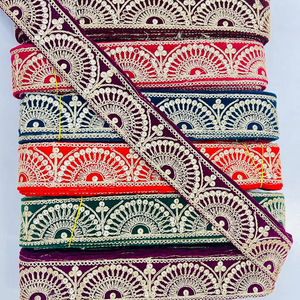 Garniture en dentelle brodée personnalisée décoration strass vert paillettes bordures de perles coupe en dentelle pour robe de mariée vêtement - Product Image 1