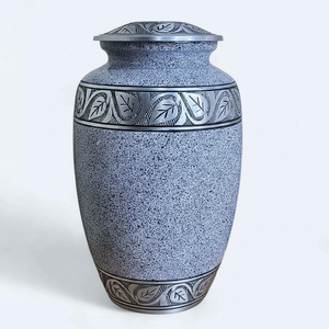 Urna Funeraria de Metal para Cenizas Humanas, Acabado Plateado/Gris Moteado, Banda Grabada con Hojas, 10 Pulgadas, Fabricante Indio - Product Image 1