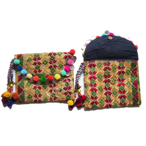 คลัทช์ชนเผ่าปักลายดอกไม้สีทองพร้อมปอมปอมปอมหลากสีและดีไซน์งานทำมือแบบอินเดียดั้งเดิม - Product Image 5