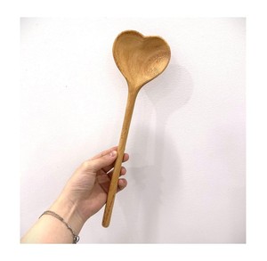 Cuillère en bois polyvalente idéale pour cuire des ragoûts, des soupes et d'autres plats chauds dans les cuisines quotidiennes - Product Image 1