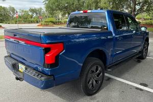 VOITURE ÉLECTRIQUE EXTRÊMEMENT PROPRE 2023 2022 FO-RD F-150 LIGHTNING LARIAT DUAL-MOTOR 4WD BATTERIE À AUTONOMIE ÉTENDUE PRÊTE À ÊTRE EXPÉDIÉE - Product Image 6