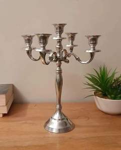 Elegante candelabro plateado de 5 brazos para una decoración atemporal. Disponible a precios de mayorista. - Product Image 1