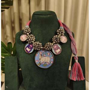 Collier pendentif Tribal Tales Ghungroo Pichwai avec technologie d'incrustation à sertissage clos - Product Image 4