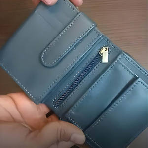 Cartera de Hombre de Cuero Genuino Premium, Diseño Bifold con Bolsillo con Cremallera para Monedas, Múltiples Ranuras para Tarjetas y Compartimentos Dobles para Efectivo - Product Image 5