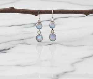 Boucles d'oreilles clous délicates en argent sterling plaqué or avec double pierre de lune arc-en-ciel, bijoux de fête mignons, cadeau pierre de naissance de juin - Product Image 5