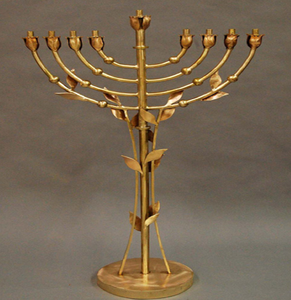 Des menorahs en métal abordables sont disponibles au prix de gros, avec des motifs artisanaux, parfaits pour les célébrations de Hanoukka - Product Image 6