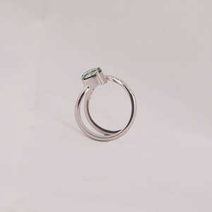 แหวนหมั้นแบบบายพาสสีทองแข็งแรง14KT เพชรที่ปลูกในห้องปฏิบัติการเล็กๆสีเขียวทรงกลมที่ผ่านการรับรอง - Product Image 5