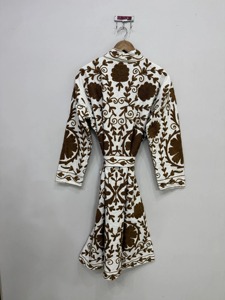 Bata Larga para Mujer con Bordado Floral, Manga Larga, Cuello Camisero, Cierre con Cordón, 100% Algodón, Estilo Clásico Suave - Product Image 2