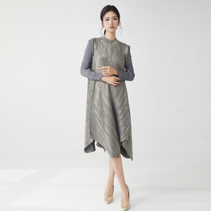 Vendita all'ingrosso di fabbrica: ricevi IT abiti da donna alla moda spediti rapidamente, abito casual elasticizzato con pieghe metalliche, abito irregolare Miyake - Product Image 2