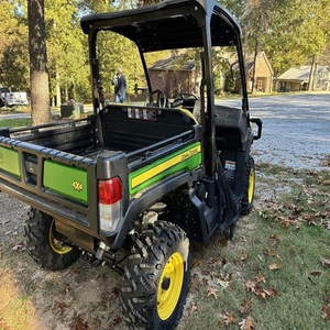 Achetez aujourd'hui le véhicule utilitaire John Deere Gator XUV835 pour des travaux extérieurs fiables, une maniabilité avancée, une construction robuste et un confort optimal. - Product Image 3