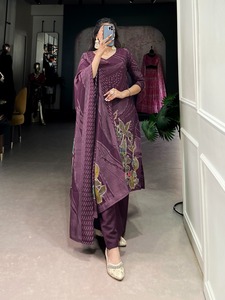 Costume Salwar en soie fabriqué à la main de créateur, robe longue pakistanaise Kameez Dupatta à la mode pour les cérémonies de mariage et de fête - Product Image 6