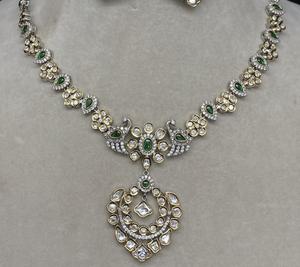 Collier de mariée en laiton Kundan serti de diamants américains Boucles d'oreilles de bijoux modernes pour les mariages et les occasions spéciales - Product Image 4