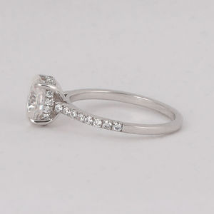 Bague de fiançailles en or blanc 18 carats avec diamant de laboratoire taille ovale et pierres d'appoint taille ronde, bague glamour en diamant de laboratoire - Product Image 2