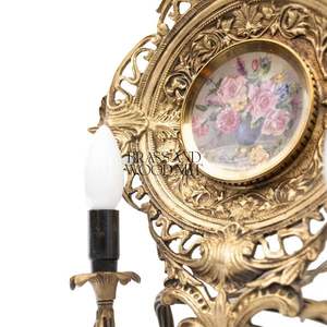 Applique murale en laiton antique avec cadre d'art floral orné et deux bras de style bougie pour intérieurs classiques de luxe - Product Image 5