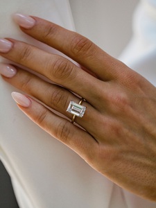 Bague de fiançailles en émeraude blanche taille émeraude 12x8 mm |   Bague solitaire en or pour femme |   Bijoux de mariée CZ - Product Image 3