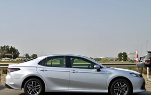 Véhicule <span class=keywords><strong>d</strong></span>'<span class=keywords><strong>occasion</strong></span> à vente rapide : Toyota Camry Hybrid LE Automatique Turbo, Pneus R21, Caméra de recul. Prêt à être expédié dans le monde entier. - Product Image 3