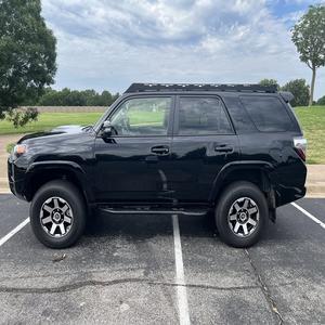 Toyota 4 Runner d'occasion Automatique assez utilisée Meilleur prix Frais et propre Conduite à gauche et à droite Pas d'accident dans le passé - Product Image 1