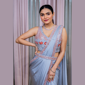 La Mayoría de ventas Graceful Grey Luxe Chinnon Saree con bordado de hilo intrincado y proveedor de trabajo de circón radiante de la India - Product Image 3