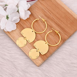 ต่างหูห่วงชุบทองเรียบง่าย สไตล์เรียบหรู ทำจากทองเหลืองแท้ 100% แบบห้อยระย้า สำหรับขายส่ง ผู้ผลิตเครื่องประดับของขวัญ - Product Image 3