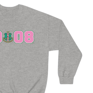 Sudadera con cuello redondo AKA 1908 Year Crest, gris jaspeado con letras griegas estilo chenilla en rosa y verde, estilo pullover para hermandad. - Product Image 2