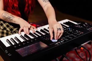 Piano Digital de 61 Teclas, Teclado Arreglista de Música Mundial 210, Nuevo Controlador de Joystick Asignable de Música Mundial/PSRA5000 con Altavoz Integrado - Product Image 4