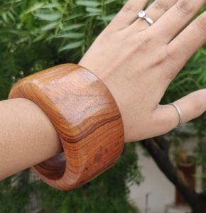 Bracelet de mode en bois lisse de style tendance fait à la main pour les femmes polies améliorer les tenues décontractées traditionnelles grands cadeaux fabriqués en inde - Product Image 4