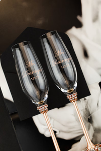Verres <span class=keywords><strong>à</strong></span> vin en or rose pour la mariée et le marié, ensemble de serveurs <span class=keywords><strong>à</strong></span> gâteau gravés, idée cadeau pour la fête prénuptiale, flûtes <span class=keywords><strong>à</strong></span> <span class=keywords><strong>champagne</strong></span> personnalisées - Product Image 2