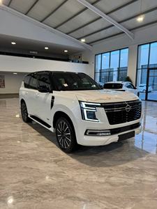 Nissan Patrol Platinum Diesel Automatique SUV Modèle 2024 Intérieur Sombre Sièges en Cuir Toit Ouvrant Gauche Prix ABORDABLE Livraison Gratuite Offerte - Product Image 4