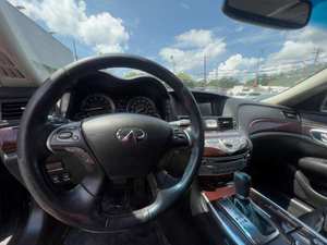 Infiniti Q70L AWD Turbo Automatique 8 vitesses 4.1-6L Berline 4 portes Cuir R18 Toit ouvrant Feux LED ACC Intérieur Gauche Occasion - Product Image 2