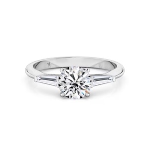 Bague de fiançailles en or massif 14 carats avec diamant de laboratoire taille baguette conique et diamant rond, sertissage en canal F-VS2, produit le plus vendu - Product Image 2