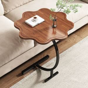 Mesa de centro de madera vintage con patrones tallados a mano y acabado único para temas exclusivos para el hogar y la habitación de invitados - Product Image 1