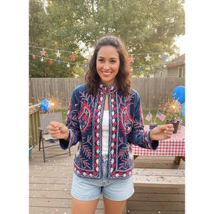 Chaqueta de Terciopelo Otoñal Samarkand Nights Azul Denim Bordada con Diseño de Flores de Frambuesa y Lila con Detalles Suzani - Product Image 6