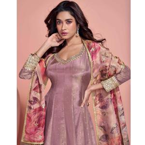 Traje de Chinon elegante de excelente calidad con parte inferior coordinada de Santoon y Dupatta para funciones festivas disponible al mejor precio - Product Image 1