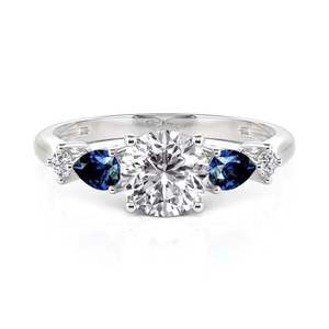Anillo de Compromiso Jeulia de Oro de 10K con Tres Diamantes, Corte Redondo Clásico, Anillo de Promesa - Product Image 1