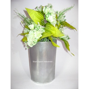 Florero de metal con acabado plateado de diseño curvo para el hogar y la boda, florero decorativo hecho a mano para mesa y suelo - Product Image 2