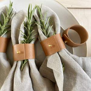 Ronds de serviette en cuir décoratifs de style vintage pour ajouter du charme aux accessoires rustiques de cuisine et de salle à manger - Product Image 5