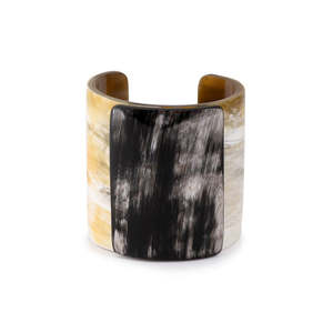 Brazalete de Cuerno Natural Ancho, Panel de Contraste Audaz, Hecho a Mano, Pulido, Ecológico, Diseño de Joyería de Cuerno de Búfalo - Product Image 1
