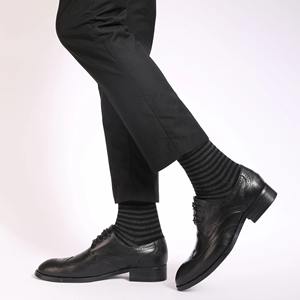 Chaussettes pour hommes en coton peigné de haute qualité, noires, à rayures, grande taille, décontractées, avec fond respirant et logo personnalisé - Product Image 4