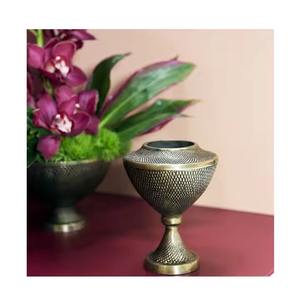 Vase en métal à motif élégant avec plusieurs finitions, parfait pour la décoration intérieure et la décoration d'événements, fabriqué à la main en Inde - Product Image 6
