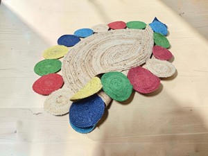 Tapis rond en jute fait main avec bordure patchwork colorée, style bohème, poils plats, pour salon - Product Image 2