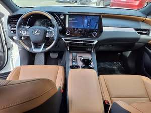 Lexus RX 350 Premium AWD SUV 2023, automatique, sièges en cuir, toit ouvrant, caméra arrière 360°, moteur turbo 8L - Product Image 4